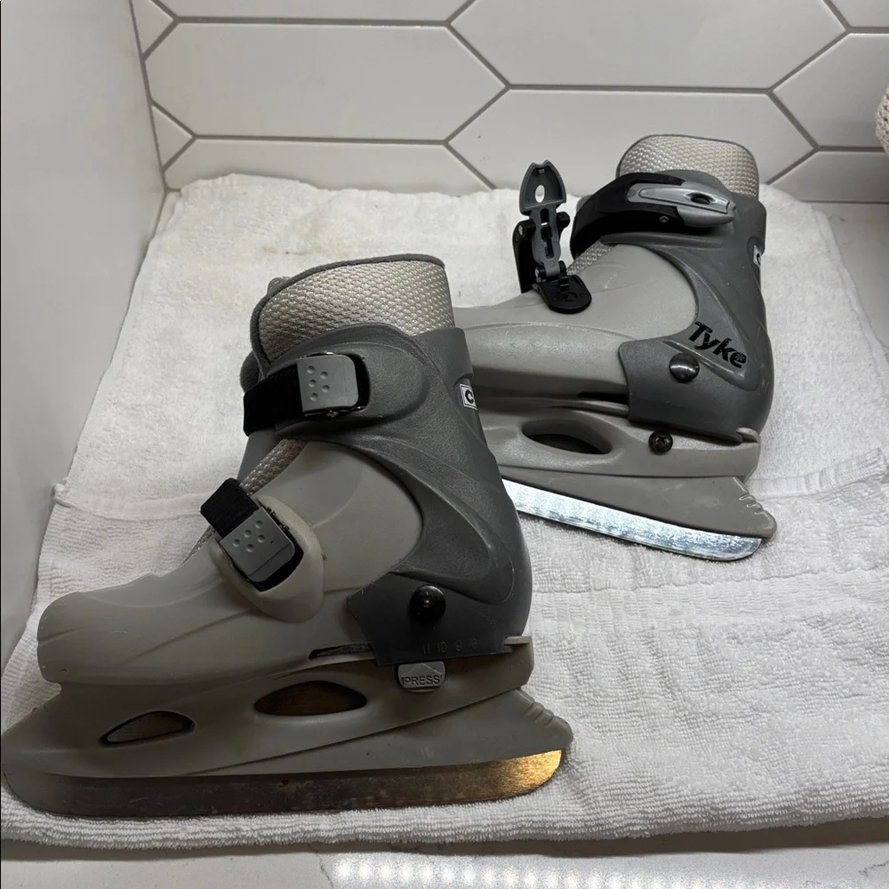 Kids Gray Ice Skates CCM Adjustable - Picture 3 of 5